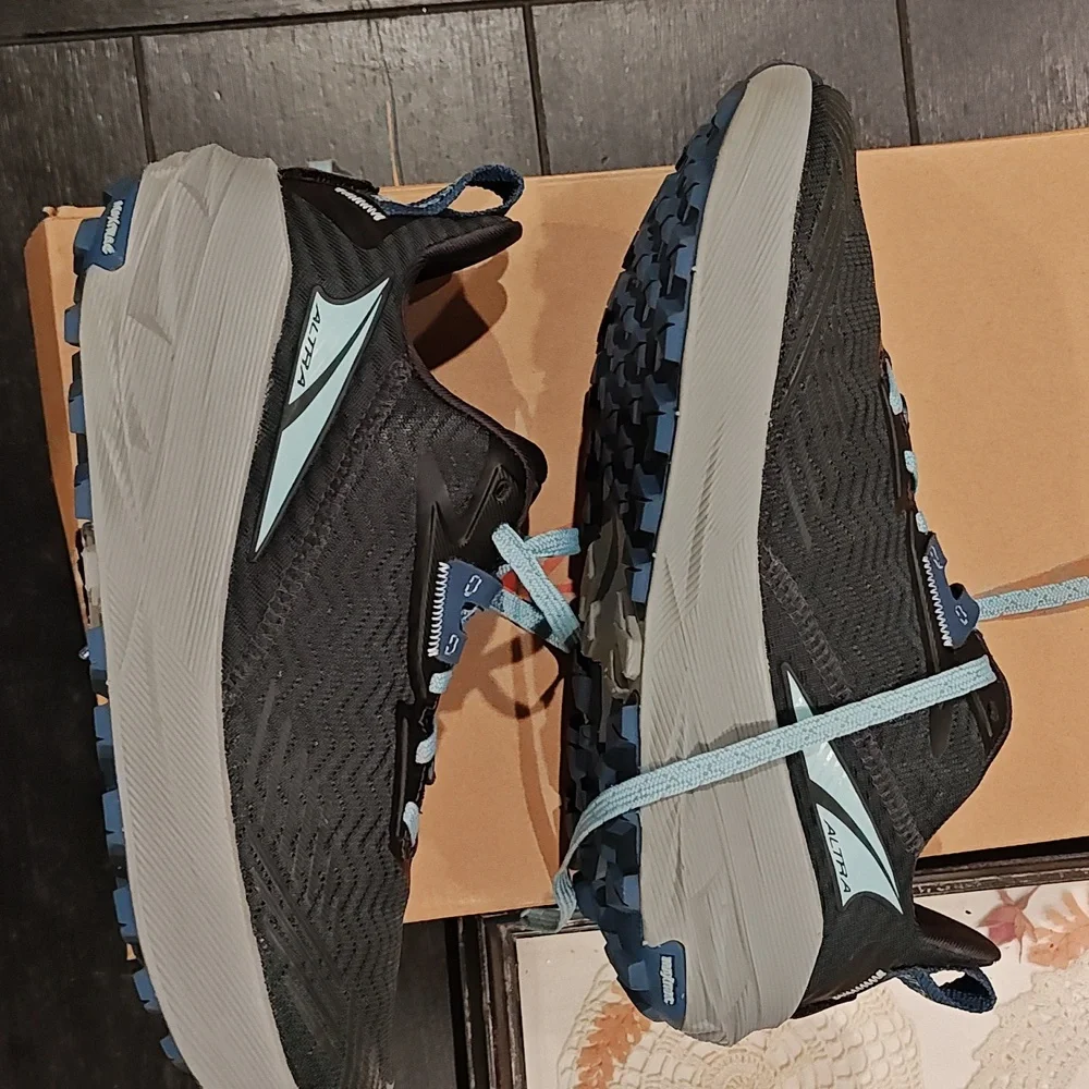 Altra experience Wild Size 8.5 Black/Lt Blue-barely Worn - Picture 8 of 12